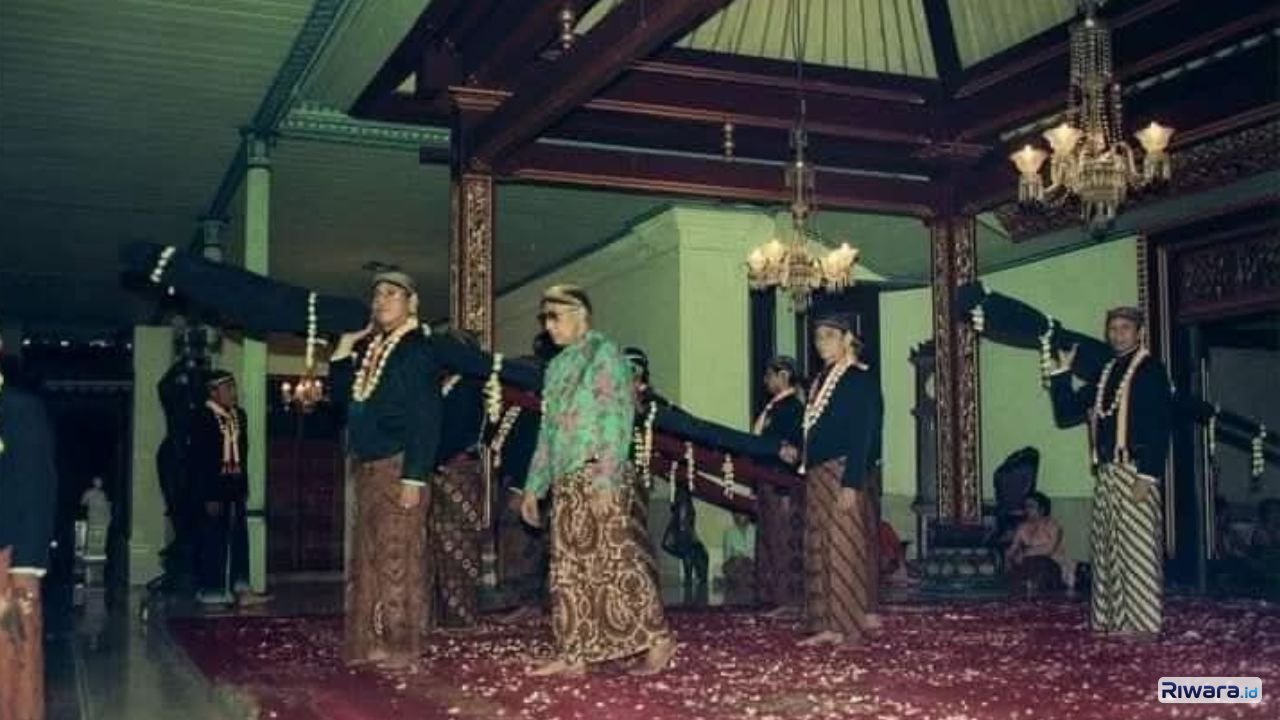 Kirab Malam Satu Suro Era PB XII